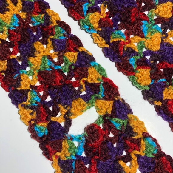 Neck warmer scarf Fastens through hole in scarf - Picture 4 of 4